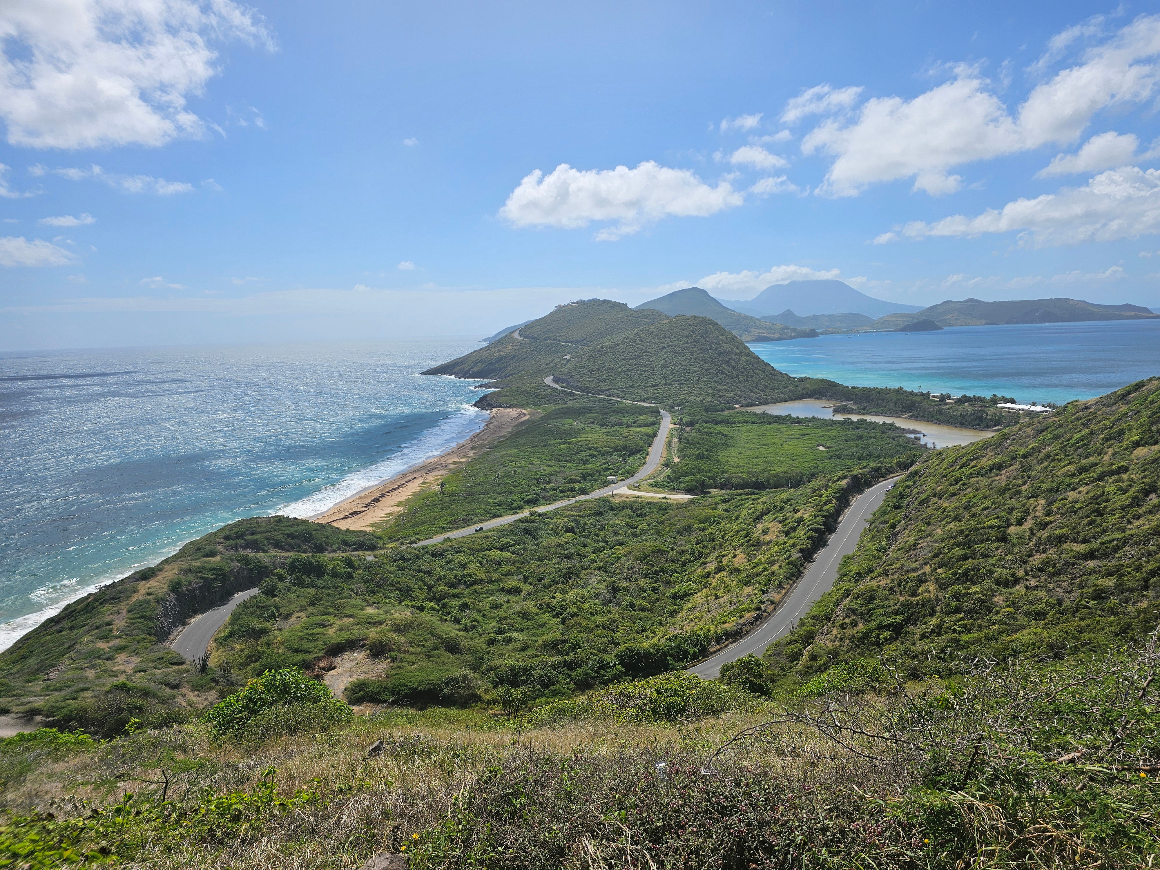 Insel-Landschaft mit grünen Bergen im Hintergrund – Natur und Urlaubsfeeling