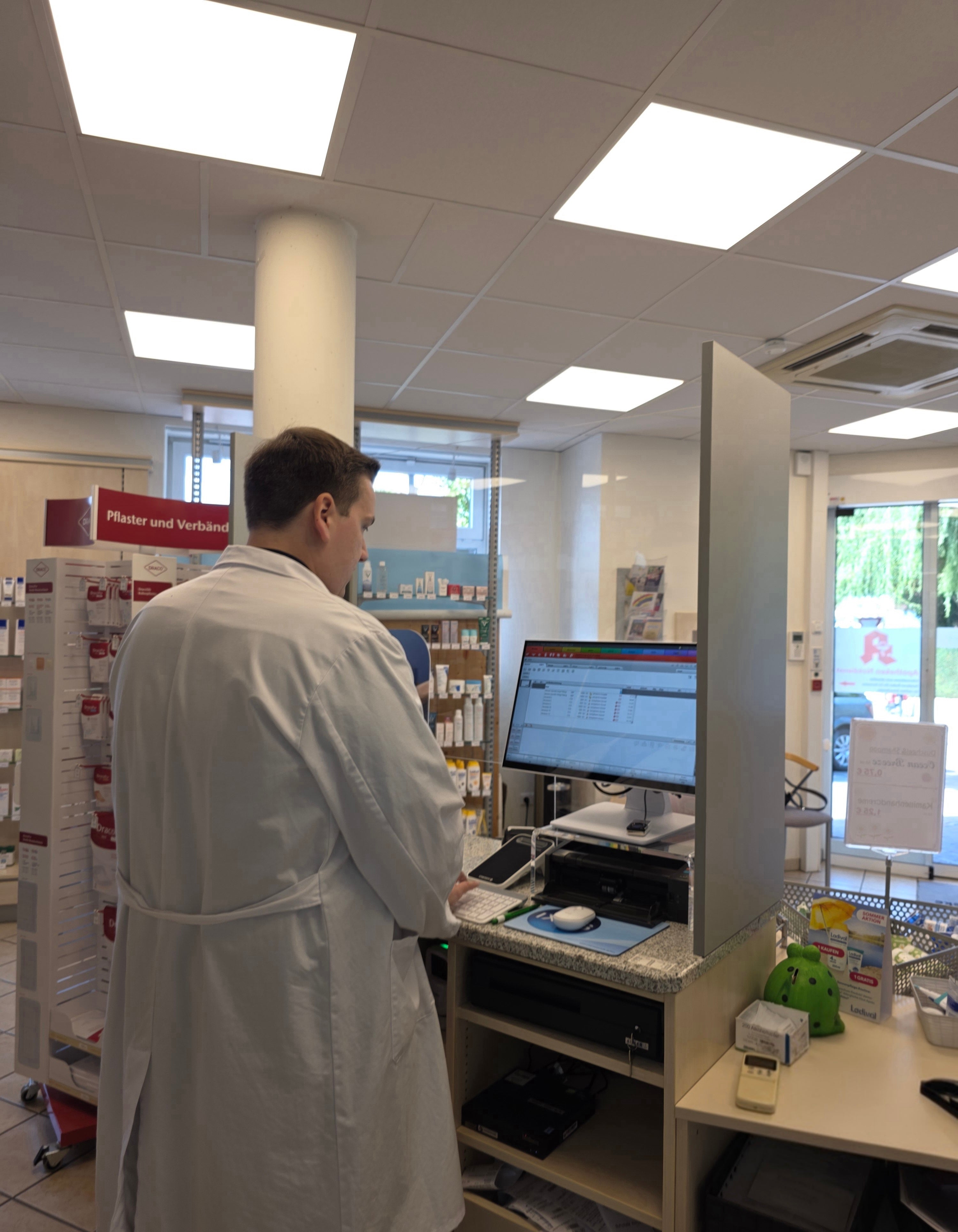 Apotheker prüft Medikamente am Arbeitsplatz – Tipps für rezeptpflichtige Arzneien auf Reisen