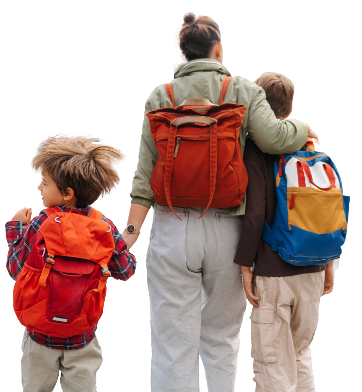 Familie auf Reise: Mutter und zwei Kinder mit Rucksäcken, Blick aufs Urlaubsziel