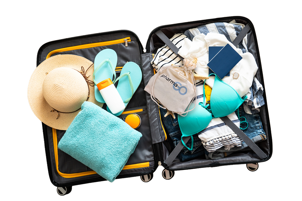Gepackter Reisekoffer mit Kleidung und Reiseutensilien – ideal für Urlaub