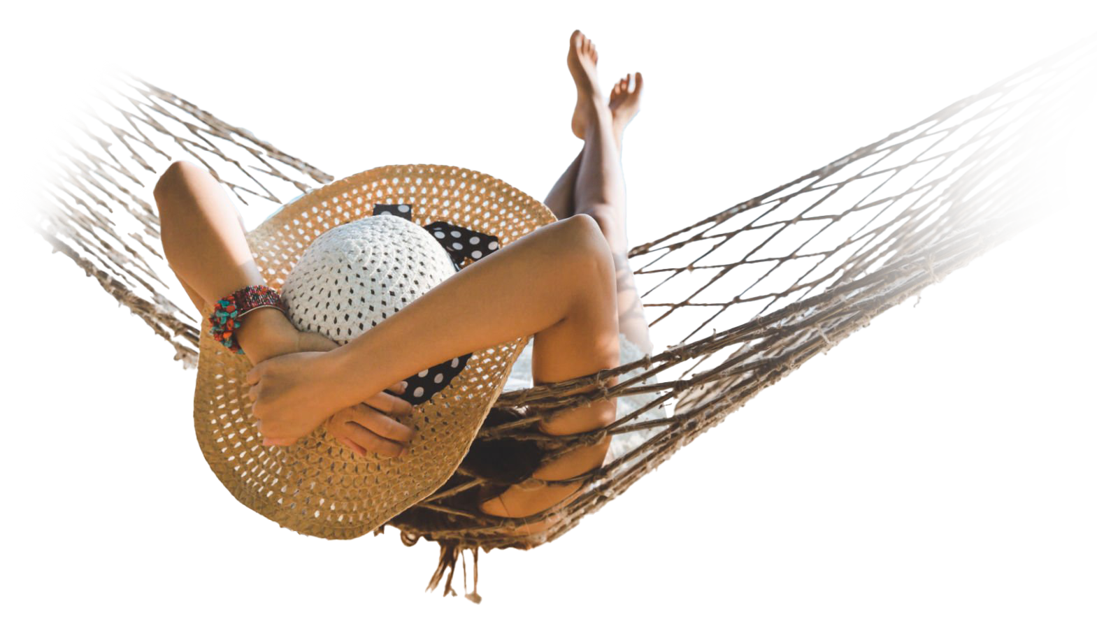 Frau entspannt in Hängematte mit Sonnenhut – Urlaub und Erholung im Freien