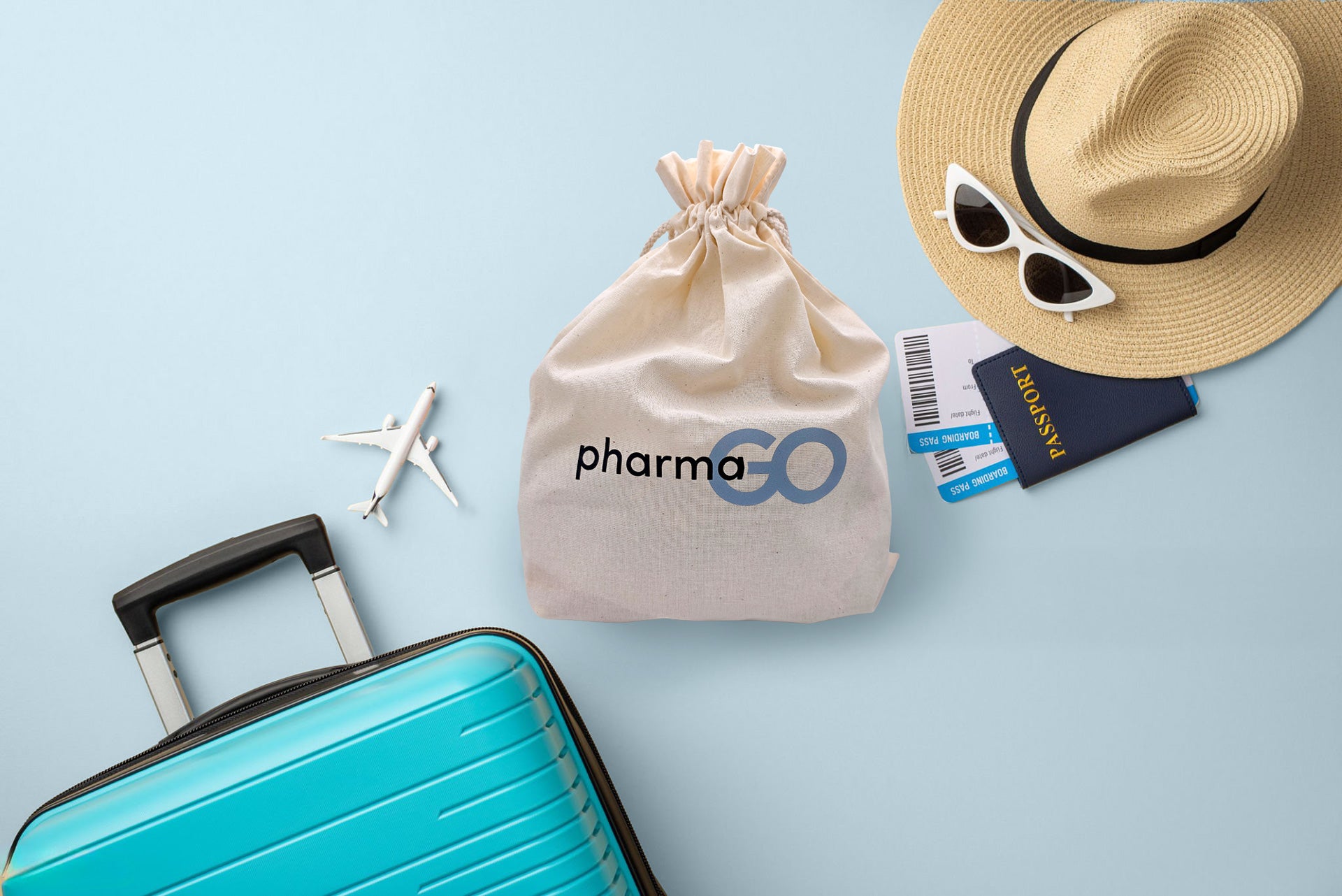 Reiseapotheke Beutel von pharmaGo mit Reisepass, Flugzeug, Koffer und Sonnenhut – Medikamente für Urlaub und Reisen