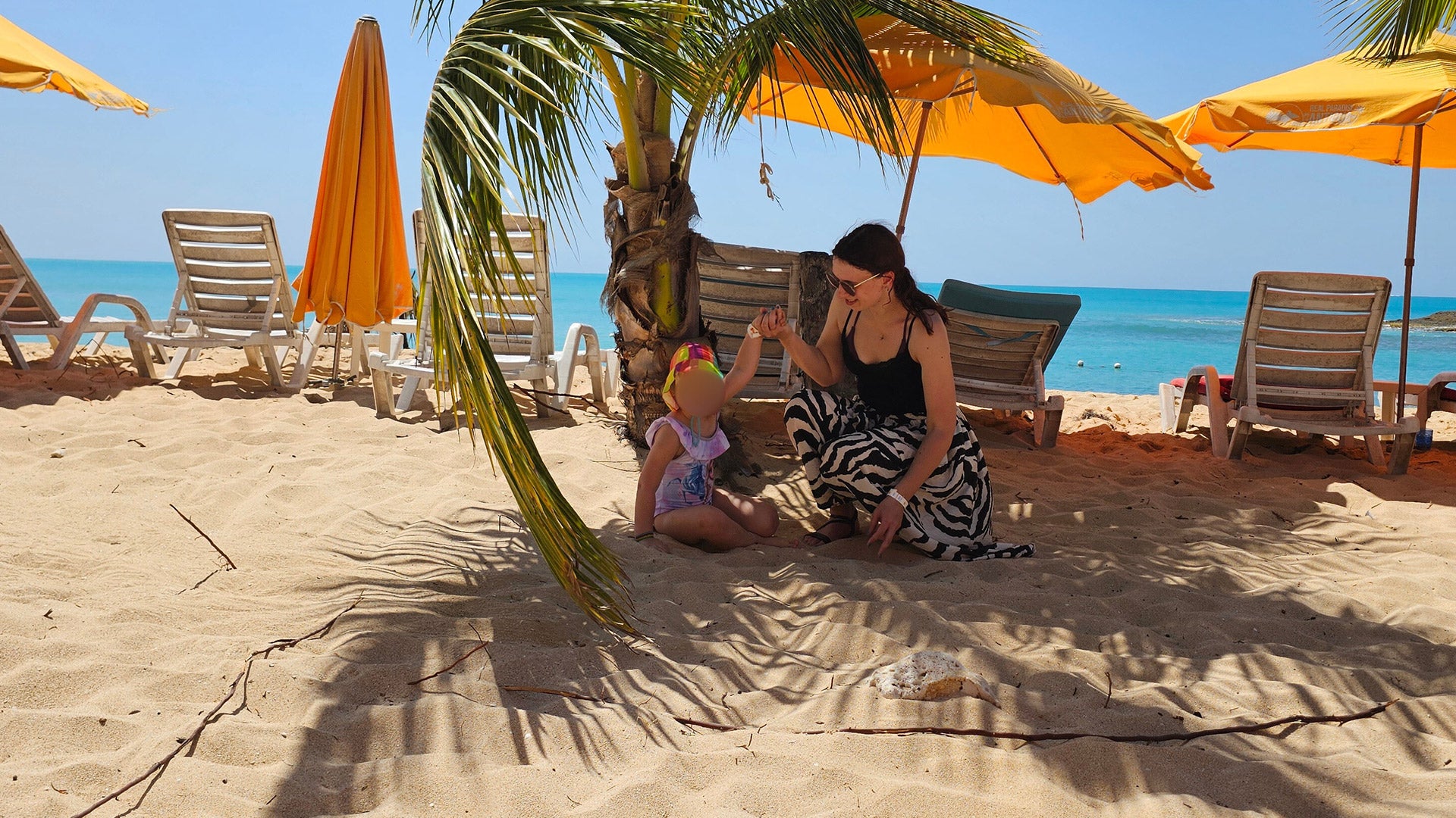 Gründerin von pharmaGo mit Tochter im Urlaub am Strand – entspannte Familienstimmung