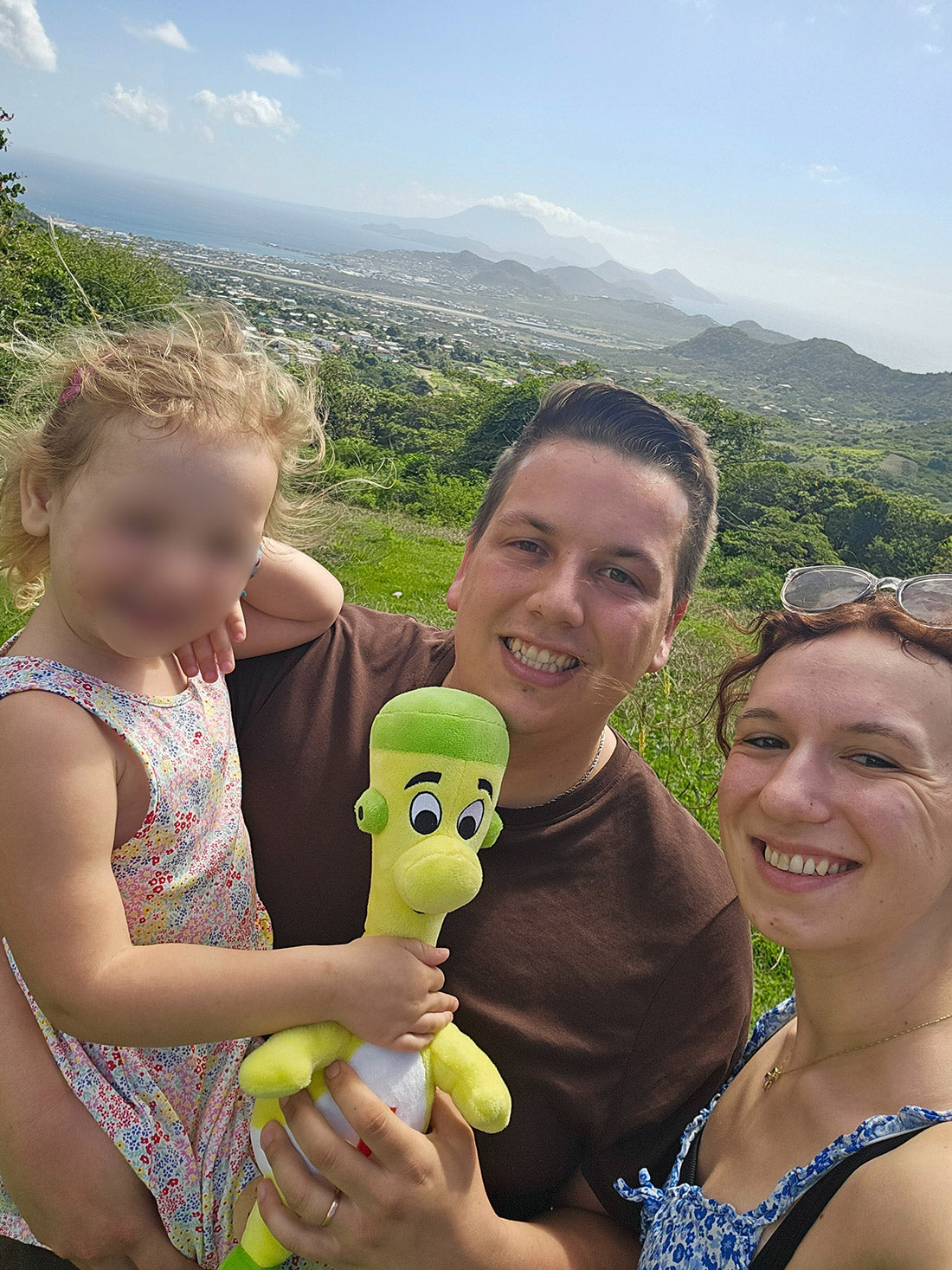 Gründer von pharmaGo mit Tochter unterwegs im Urlaub – Selfie mit Panorama