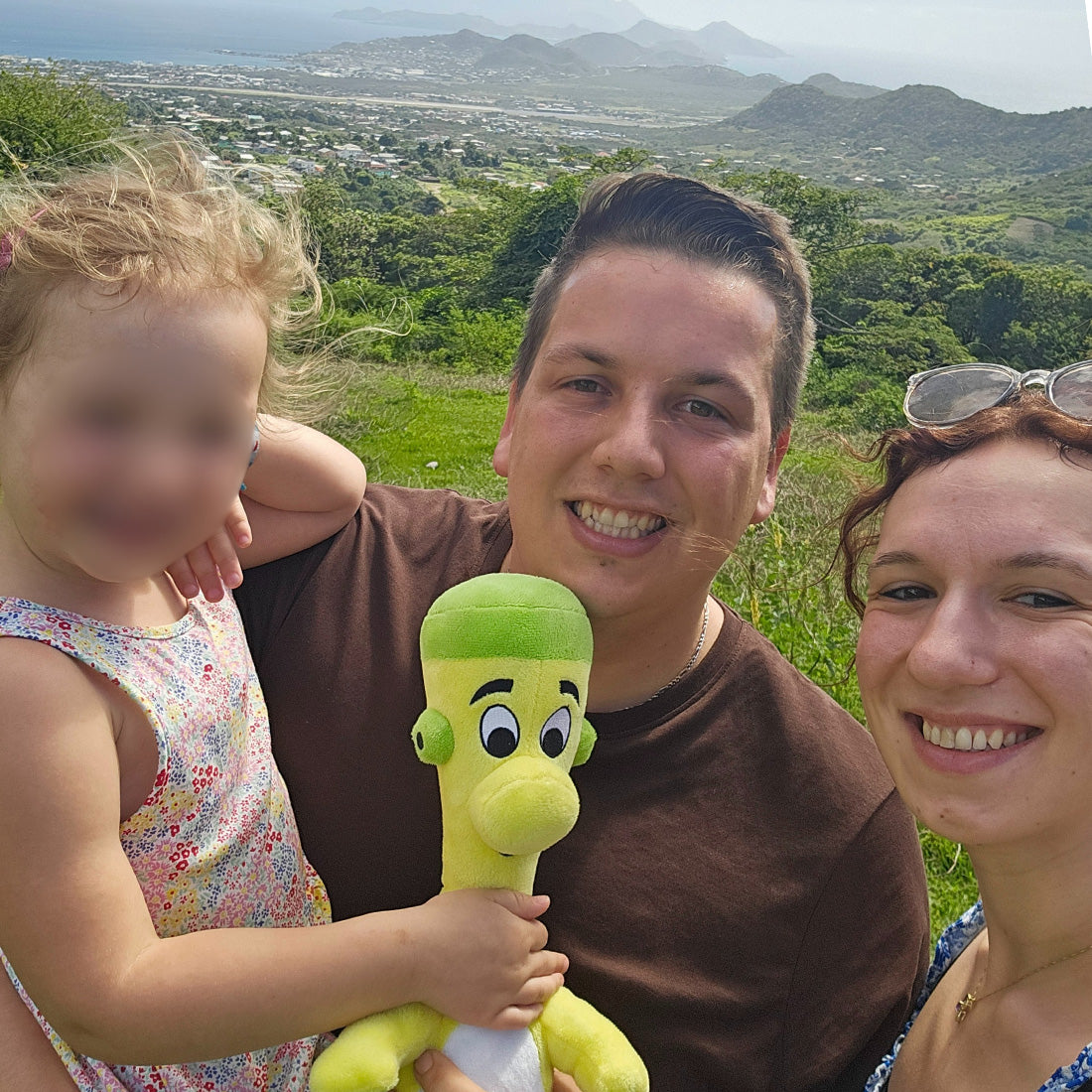 Gründer von pharmaGo mit Tochter unterwegs im Urlaub – Selfie mit Panorama